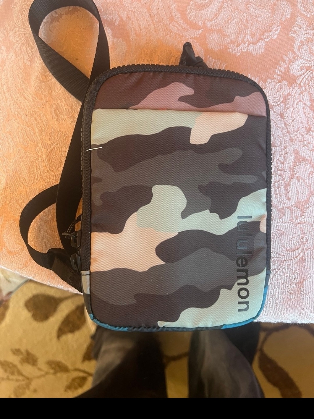 lululemon athletica mini bag in black with pink camo interior - Picture 6 of 7